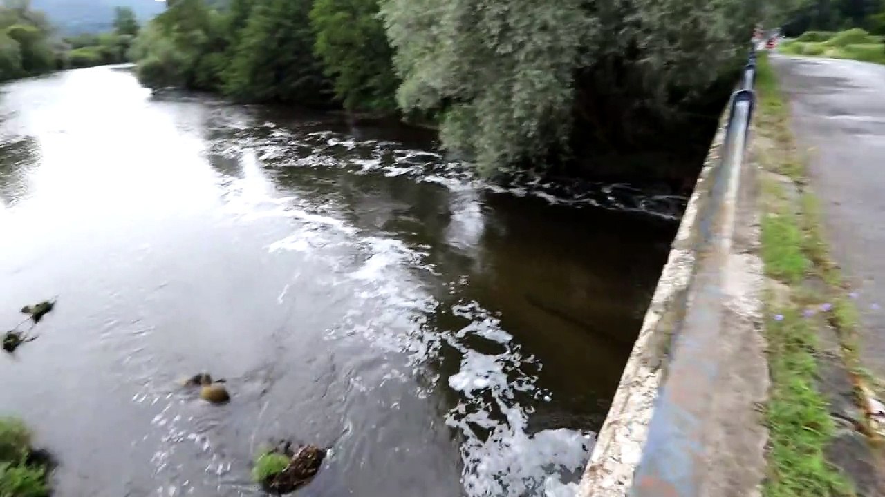 Na hladine rieky Hron vo Zvolene sa z neznámych príčin objavila biela pena