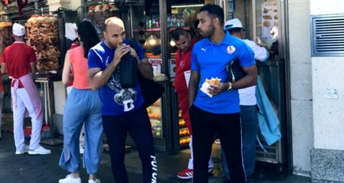 Liverpool ve Chelsea taraftarları Taksim'de gezip döner yedi