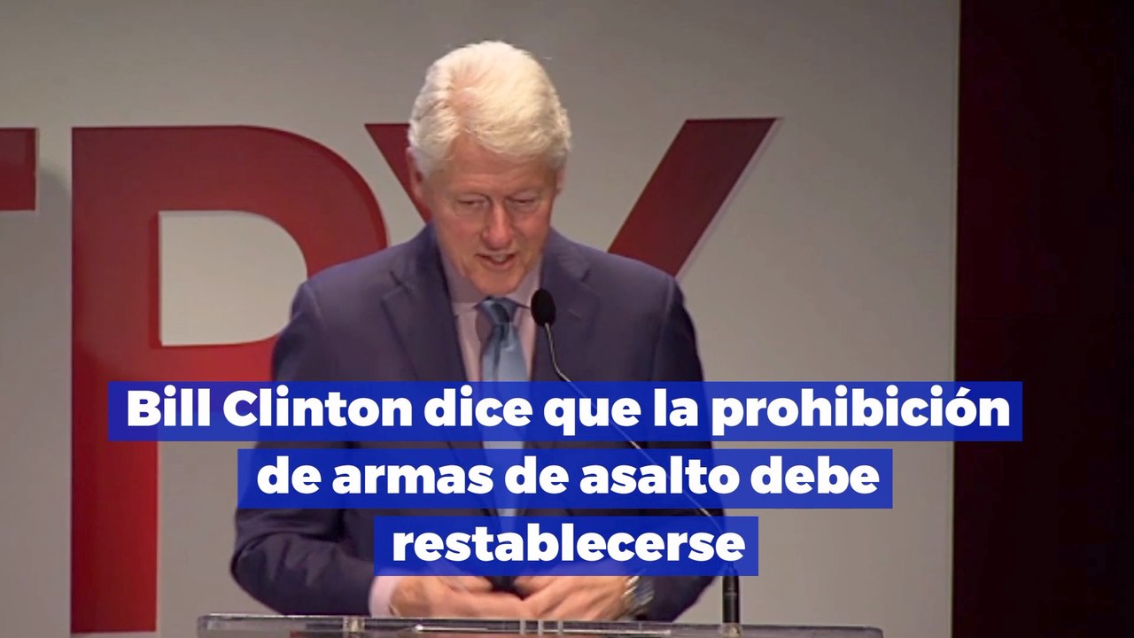 Bill Clinton dice que la prohibición de armas de asalto debe restablecerse