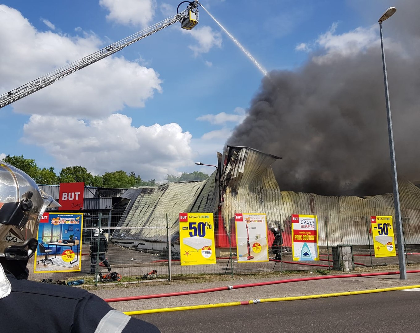 Un incendie ravage le magasin But de Bar-le-Duc - Vidéo Dailymotion