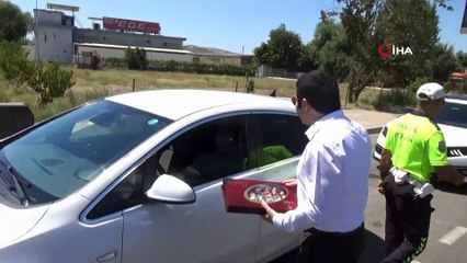 Tire Kaymakamı Tanrıseven’den sürücü ve yolculara c¸ikolata ı·kramı