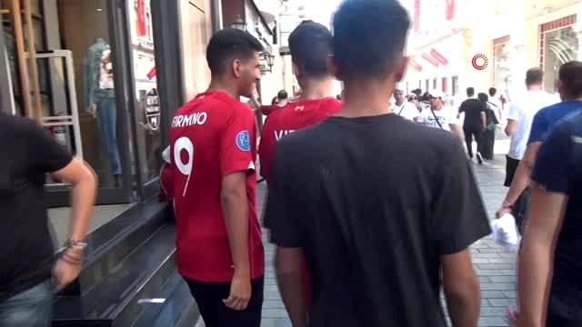 Liverpool ve Chelsea taraftarları Taksim'de gezip döner yedi