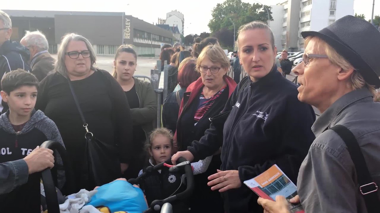 Manifestation devant le cirque Medrano à Troyes