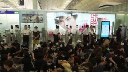 홍콩국제공항, 또 모든 항공편 취소...시위대 영향 / YTN