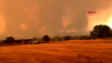 DHA DIŞ - Yunanistan'da korkutan yangın, iki köy boşaltıldı