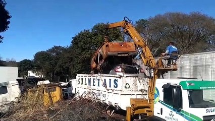 Polícia remove veículos apreendidos ao pátio da Ferroeste