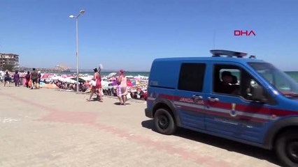 Tekirdağ'da 'dalga' uyarısına rağmen denize girdiler