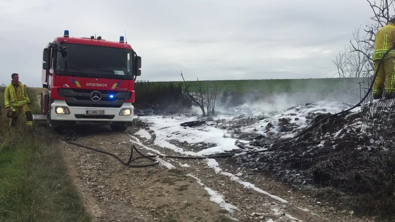 LIEGE - HACCOURT - Un tas de pneus en feu provoque de grosses fumées
