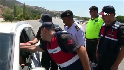 Ayvalık’ta jandarmadan uygulama noktasında bayramlaşma