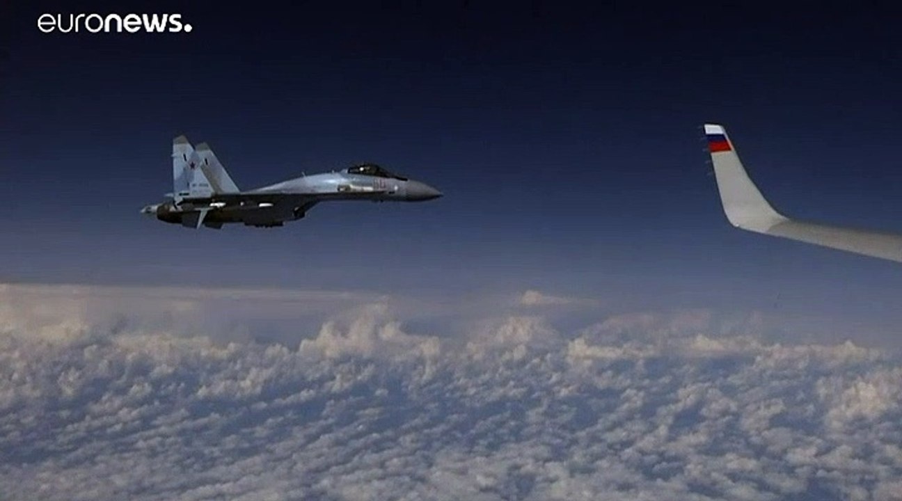 Russische Suchoi-Kampfflugzeuge drängen NATO-Maschine ab