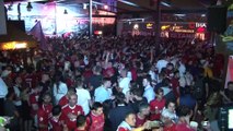 Liverpoollu taraftarlar maç öncesi İstanbul’da doyasıya eğlendi