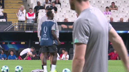 Video herunterladen: Keita limps out of training