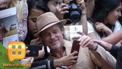 ¡GUAPÍSIMO Y COMPLACIENTE! Brad Pitt dio fotos y autógrafos en su visita a México. | Ventaneando
