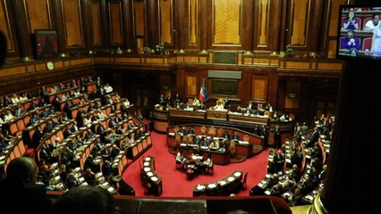 Senado italiano rejeita censura