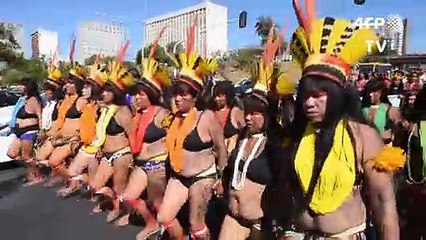 Video herunterladen: Mujeres indígenas denuncian en Brasilia 