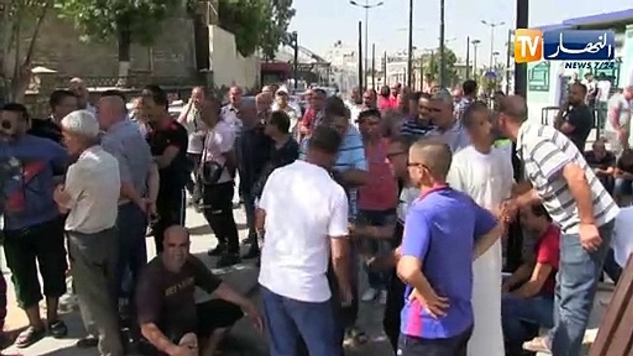 قسنطينة: عشرات المحتجين يطالبون بتسليم مفاتيح س...