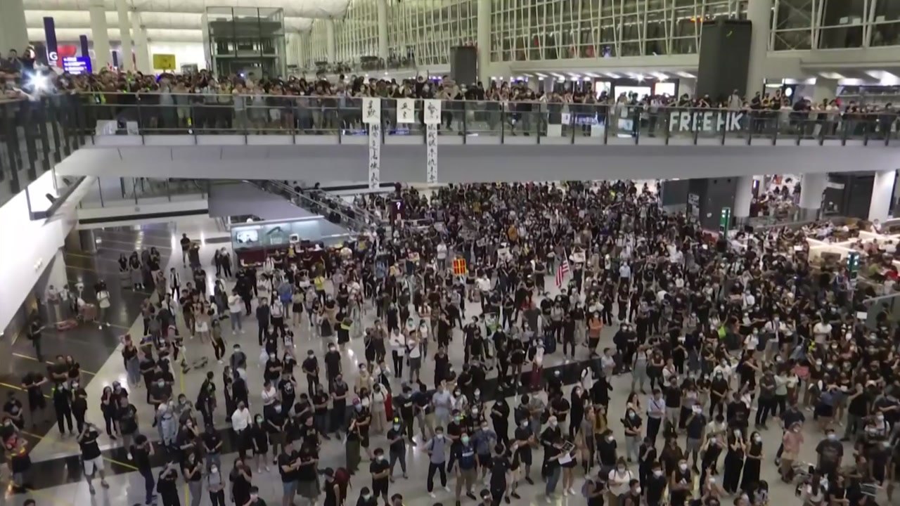 홍콩 국제공항 점거 시위 사흘째...시위대 5명 체포 / YTN