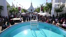 Miles de fieles de La Luz del Mundo se bautizan en México con su líder preso en EEUU