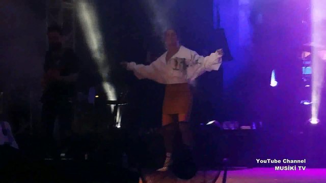 DERYA ULUĞ vokalisti - Heyecanı Yok (Gazapizm cover) (Konser/Canlı) @Sahilpark Antalya - HD