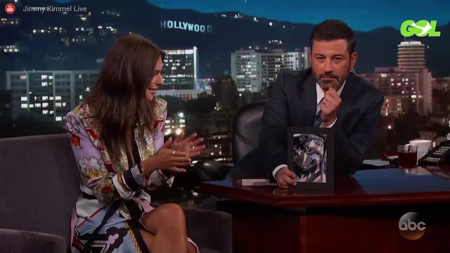 El selfie “¡más atrevido!” de Emily Ratajkowski: un medallón ¡y nada más!