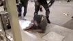 Hong Kong : manifestante mise au sol, ce policier est poussé par des dizaines de personnes !