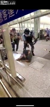 Hong Kong : manifestante mise au sol, ce policier est poussé par des dizaines de personnes !