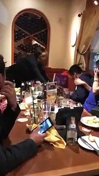 Anniversaire : la serveuse lâche le gâteau sur l'invité au restaurant !