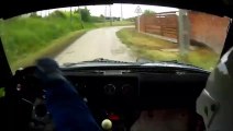Ce pilote de rallye évite un chat de justesse en pleine route !