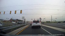 Ce tractopelle détruit les feux de signalisation au croisement !