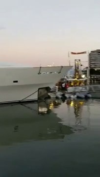 Ce Yacht se plante dans des bateaux en arrivant au port trop vite !
