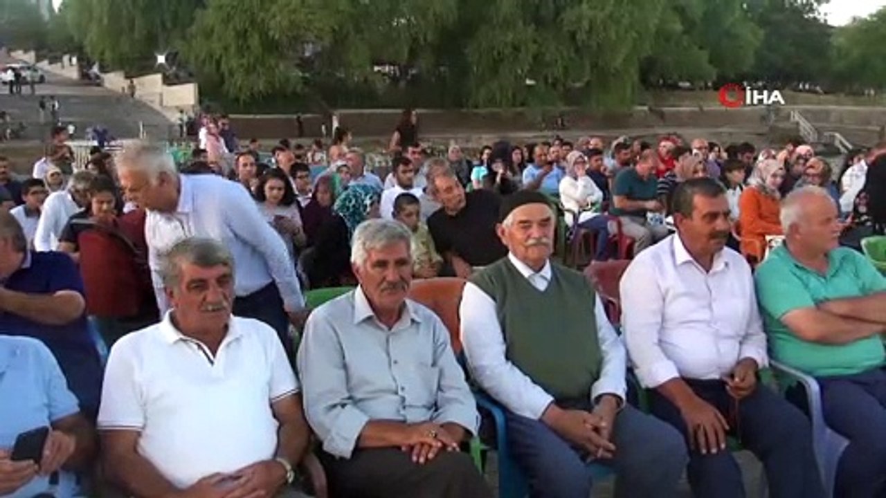 Van Gölü kıyısında ‘Ahlat Şiirleri ve Türküleri’ gecesi