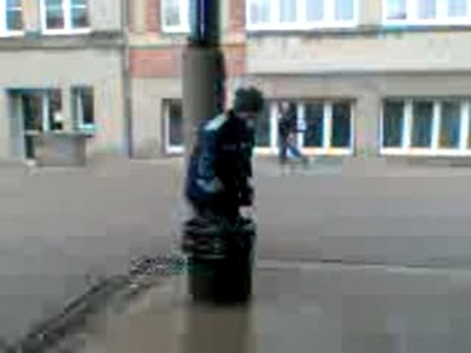 1 gogole ki saute dans une poubelle