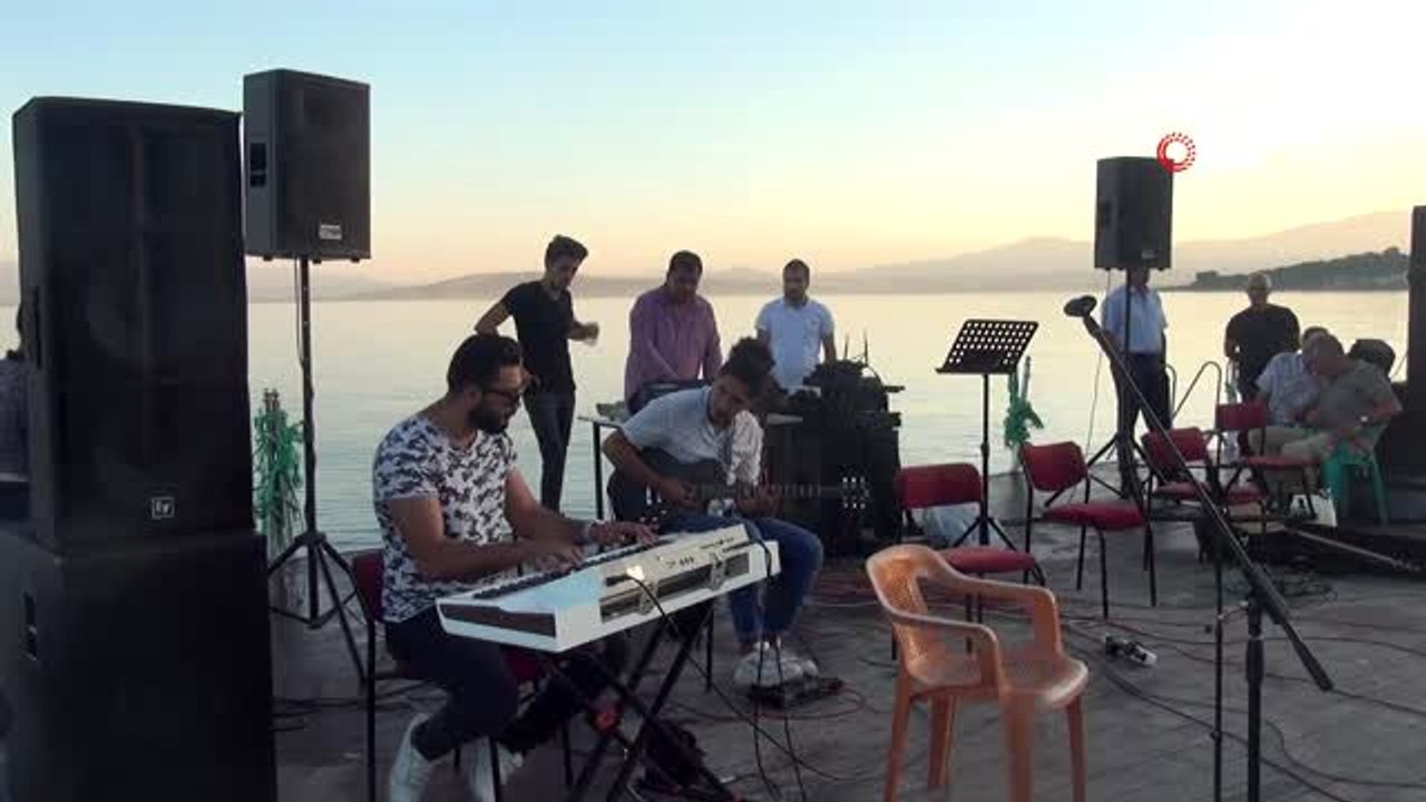 Van Gölü kıyısında 'Ahlat Şiirleri ve Türküleri' gecesi