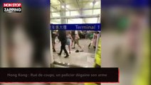 Hong Kong : Rué de coups, un policier dégaine son arme (vidéo)