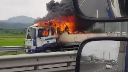 고속도로에서 생선 운반 트럭 불...인명피해 없어 / YTN