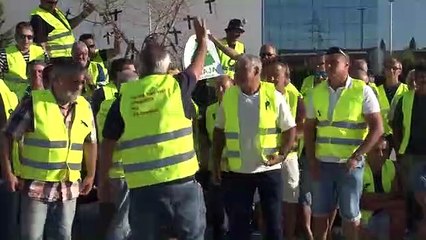 Marxa lenta de pagesos per a exigir ajuts directes per l'incendi de la Ribera d'Ebre