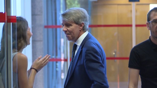 Los políticos entran al debate de investidura de Díaz Ayuso