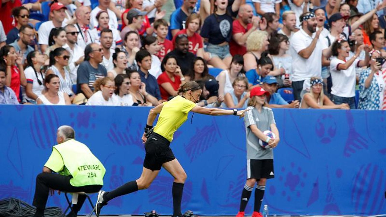 'Endlich eine Frau': Frappart pfeift Supercup, Klopp freut sich