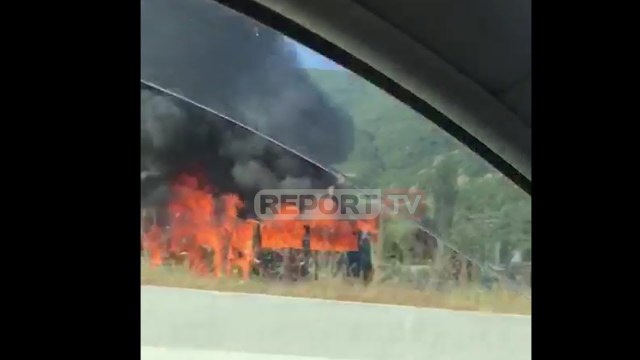 Report TV - Shoferit i shkrumbohet makina me qira në mes të autostradës Tiranë-Elbasan