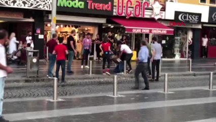 Télécharger la video: DÜZCE Sokak ortasında tekme toka birbirlerine girdiler