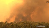 Hundreds flee homes threatened by wildfire