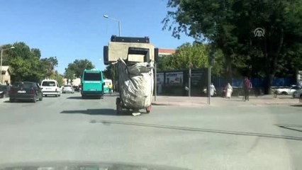 Kağıt toplayıcısının "koltuk takımı" ile tehlikeli yolculuğu