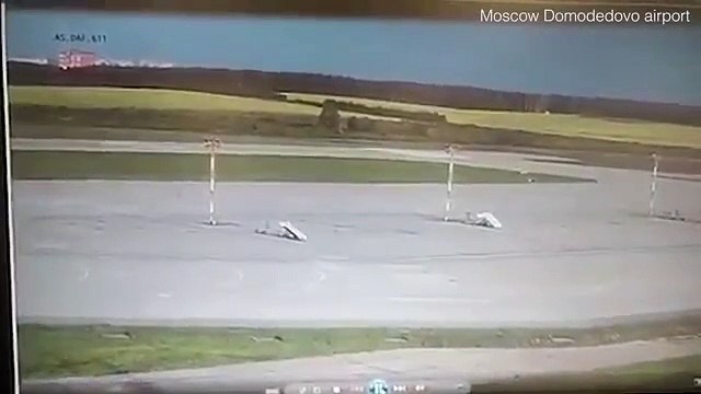 Un avion survole une piste et frappe des unités d'éclairage