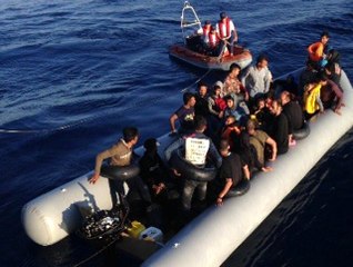 Kuşadası Körfezi'nde 22'si çocuk 49 kaçak göçmen yakalandı