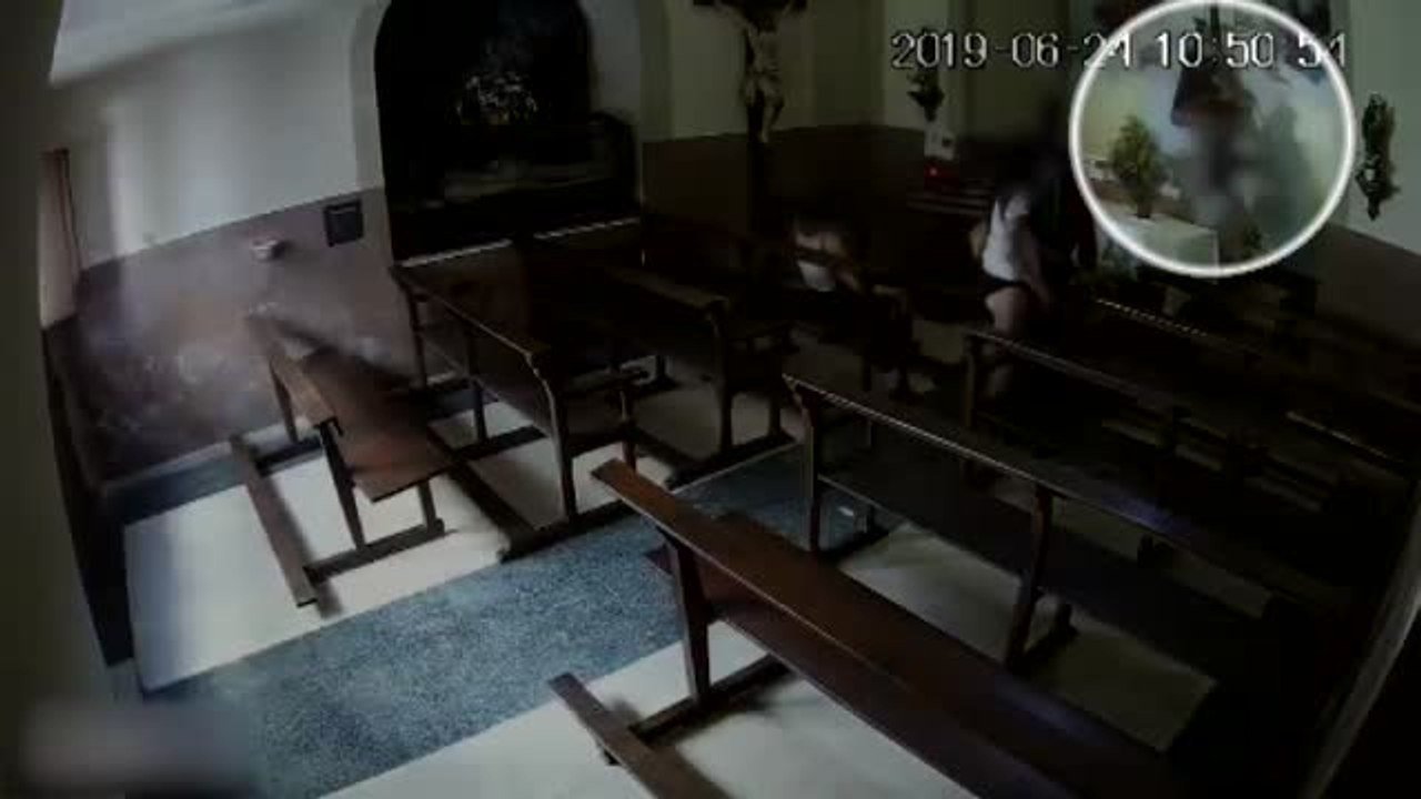 Los Mossos d'Esquadra buscan a los jóvenes que robaron una talla de Cristo