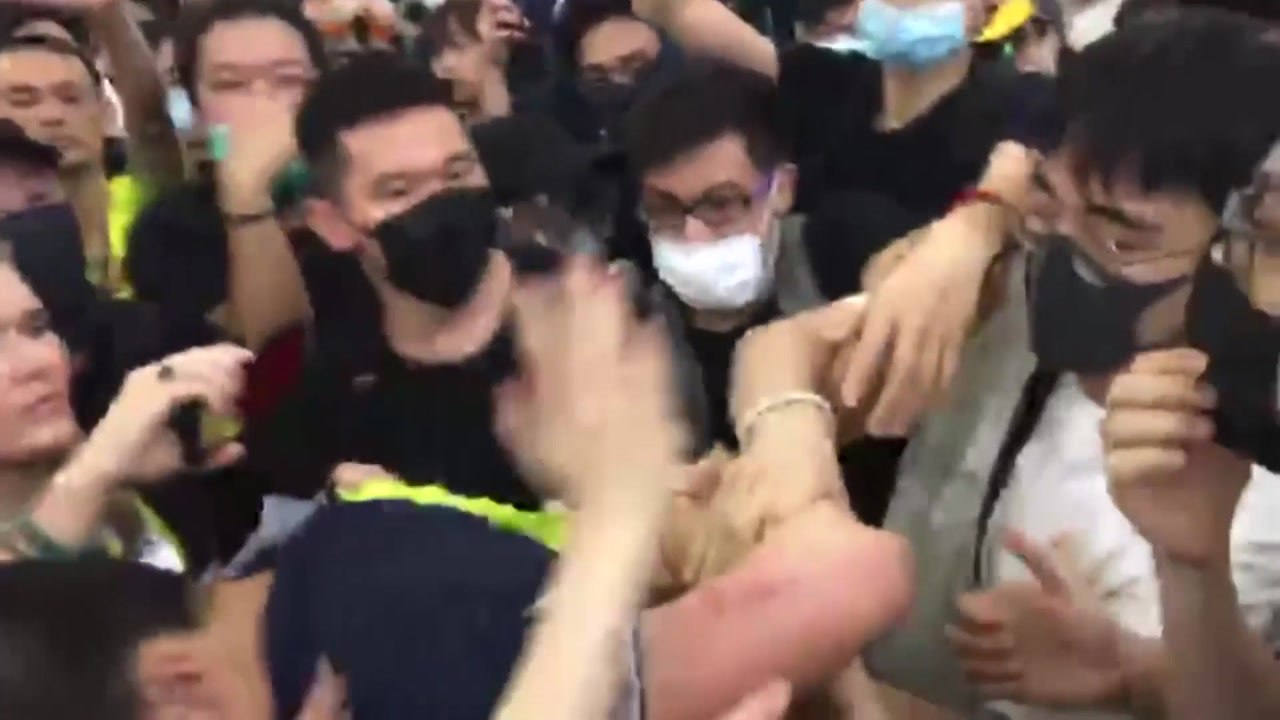中 "시위대가 본토인 폭행"...홍콩 개입 명분 쌓기 / YTN