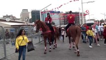 Taksim'de Meydanı'ndaki atlı polislere İngiliz taraftarlardan yoğun ilgi