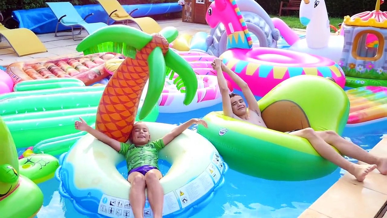 Cache-cache dans la Piscine avec des Gonflables !