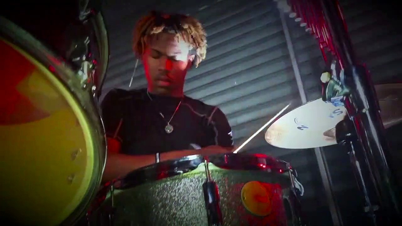 House Band Jada Fete Performs "Fearless" Spotlight Under The EL