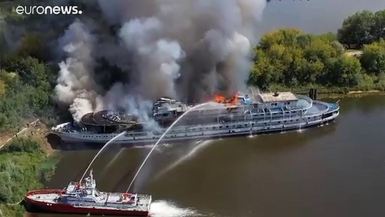Wolga: Kreuzfahrtschiff geht in Flammen auf